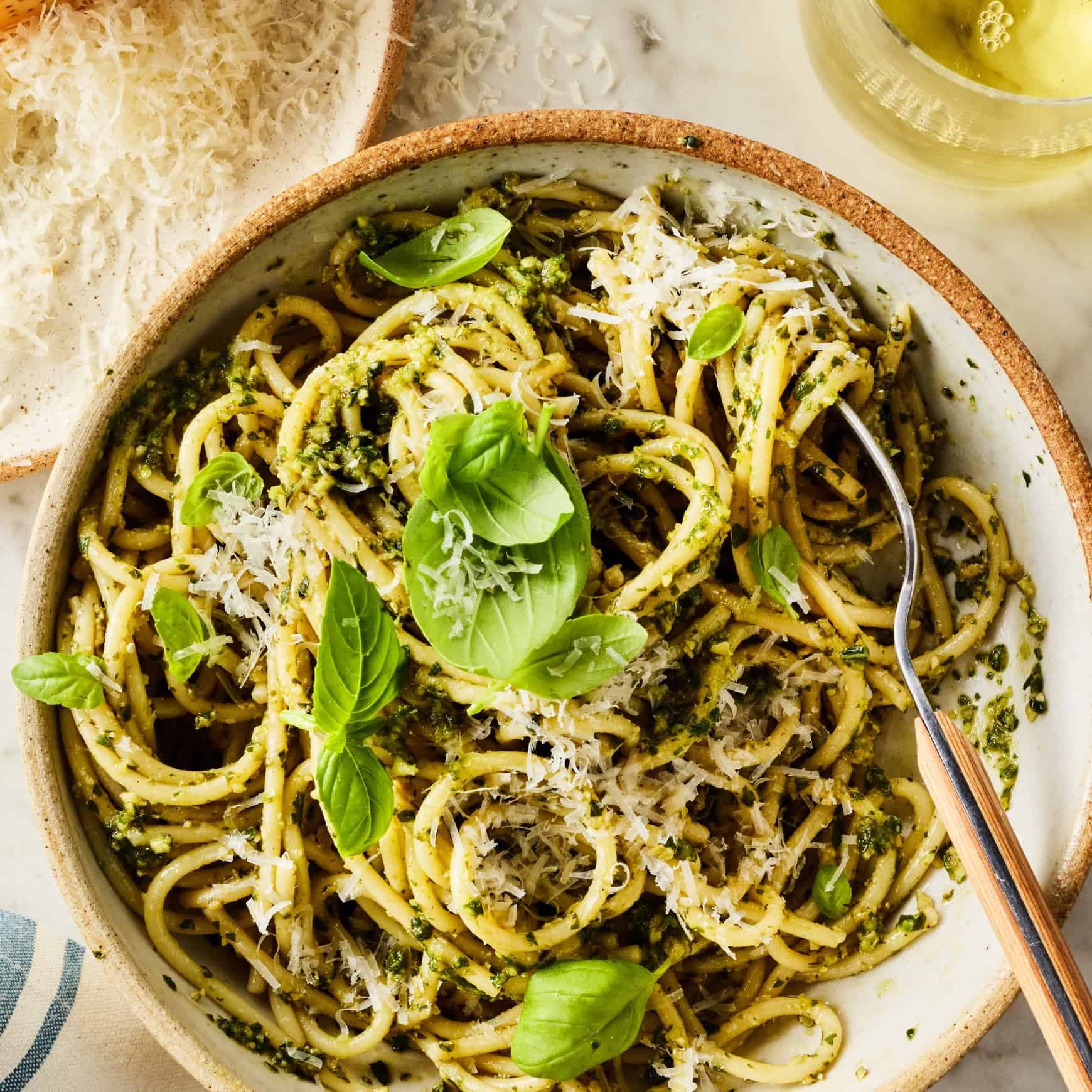 Makaroni ar pesto, svaigu baziliku un sieru