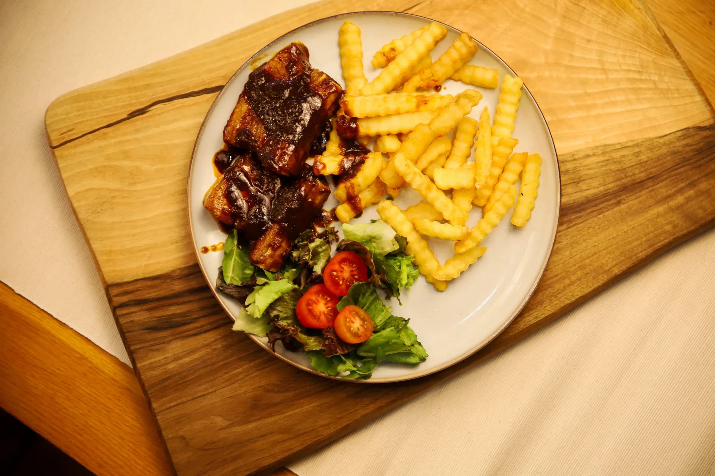 Ribiņas barbekjū mērcē ar karamelizētiem sīpoliem