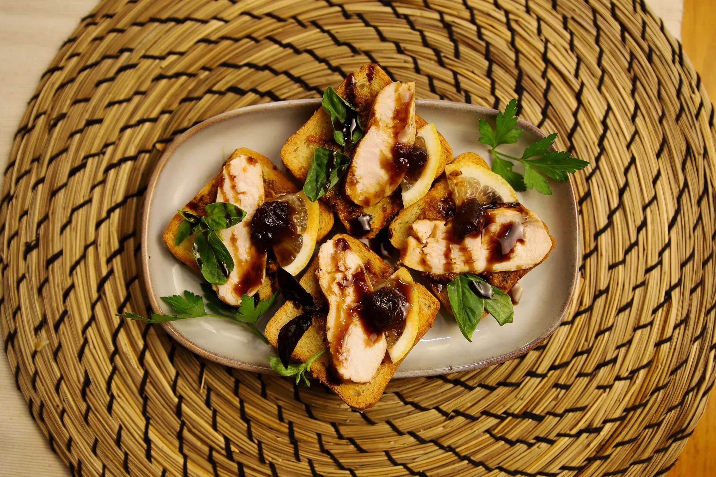 Crostini ar vistas fileju, tomātiem un bazilika pesto