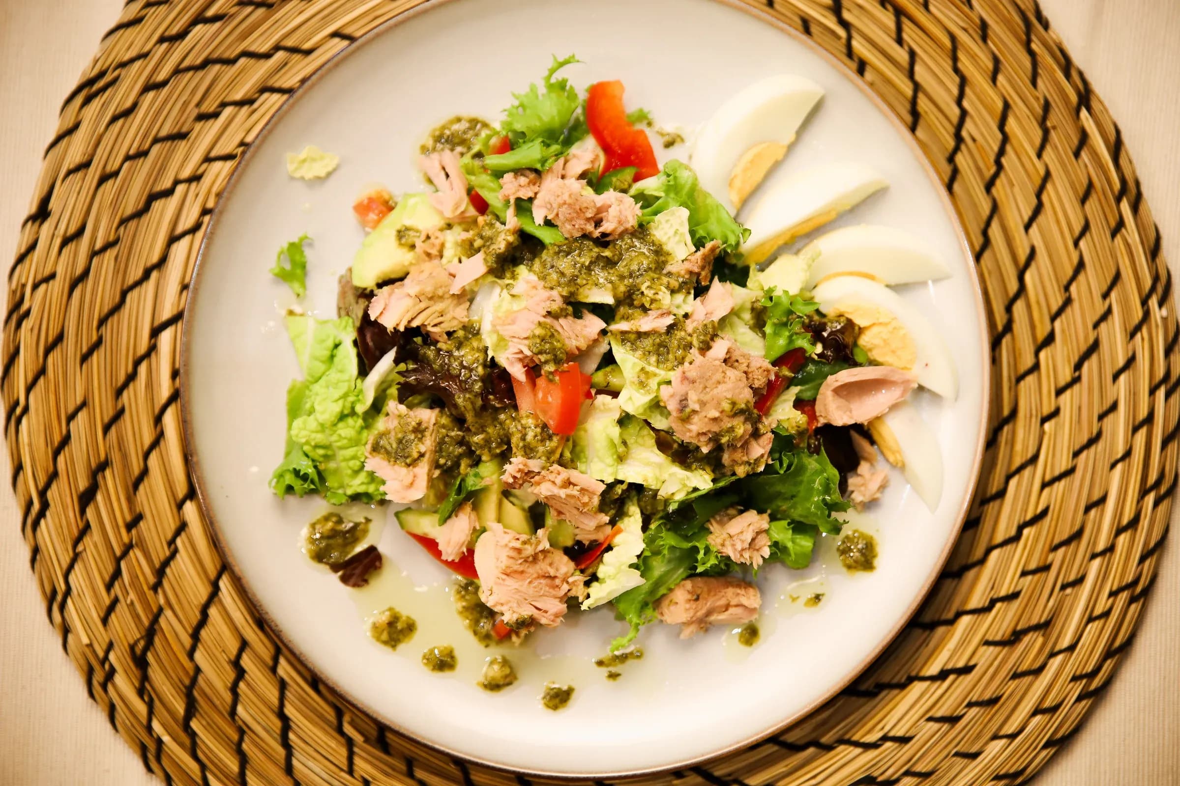 Tunča salāti ar pesto mērci