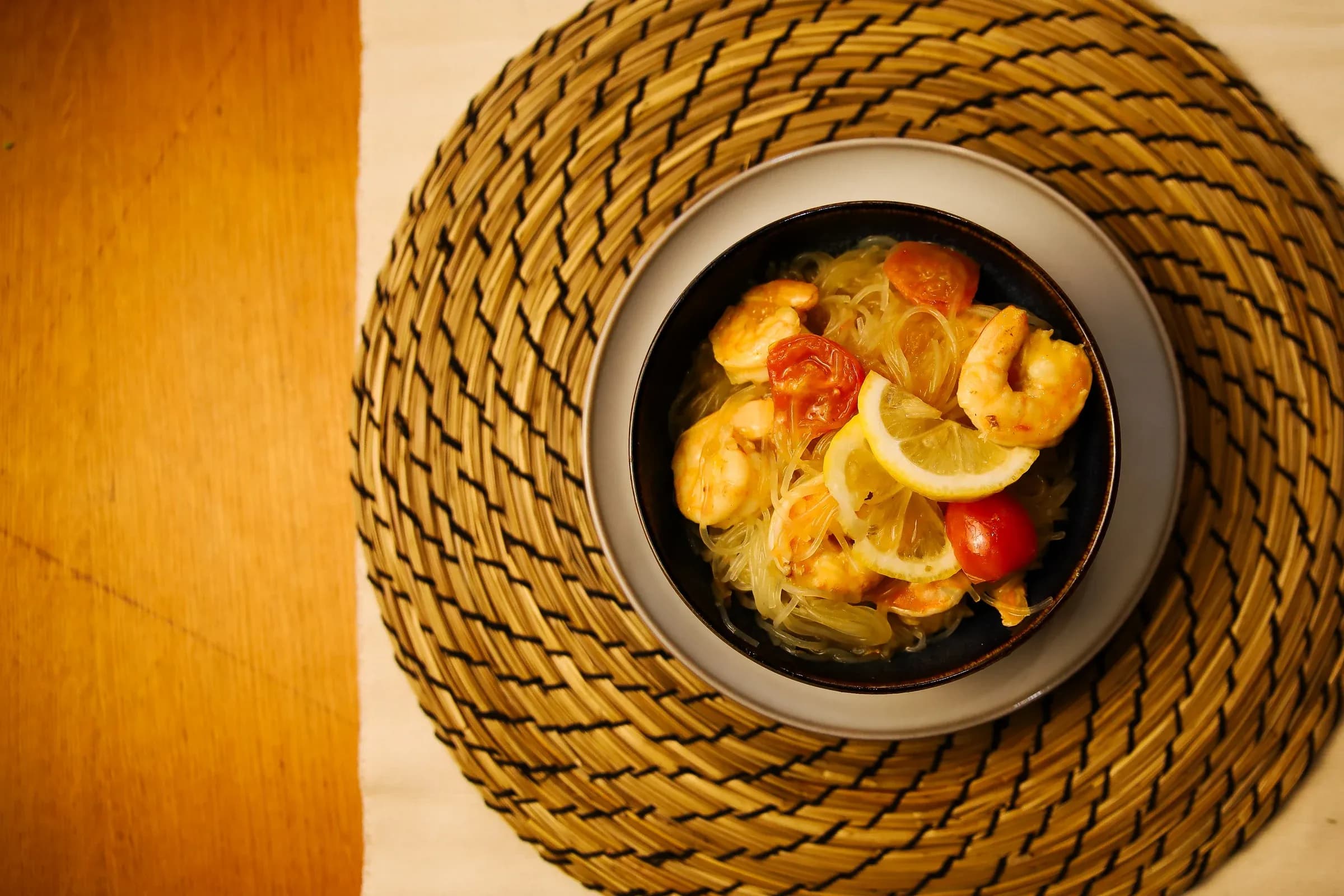 Tīģergarneļu woks Rundāle Wok mango mērcē