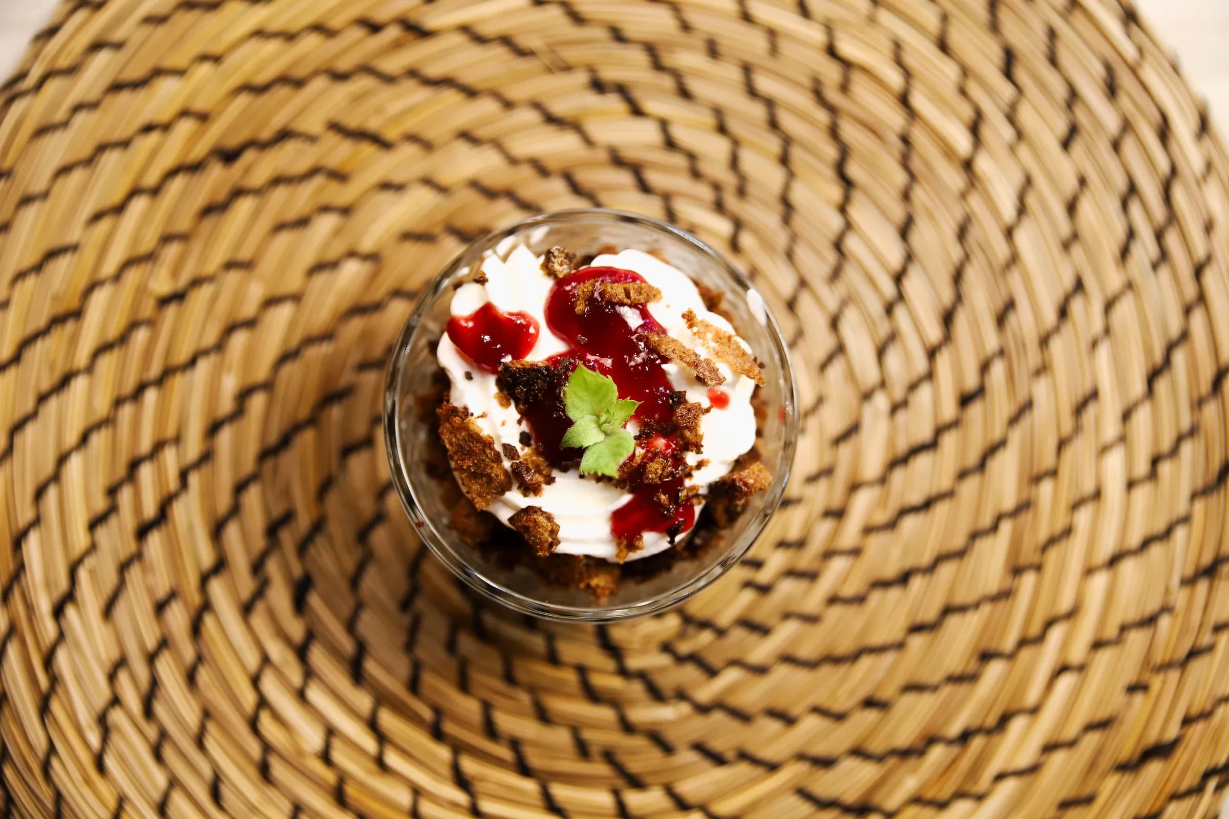 Rupjmaizes deserts ar rīvētām brūklenēm un cukuru