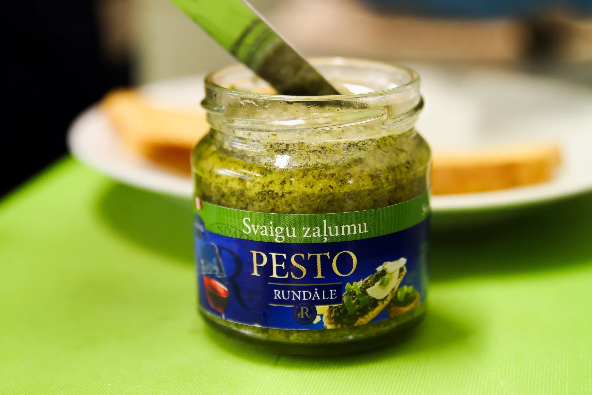 Pievieno Rundāle svaigu zaļumu pesto mērci, 1. attēls