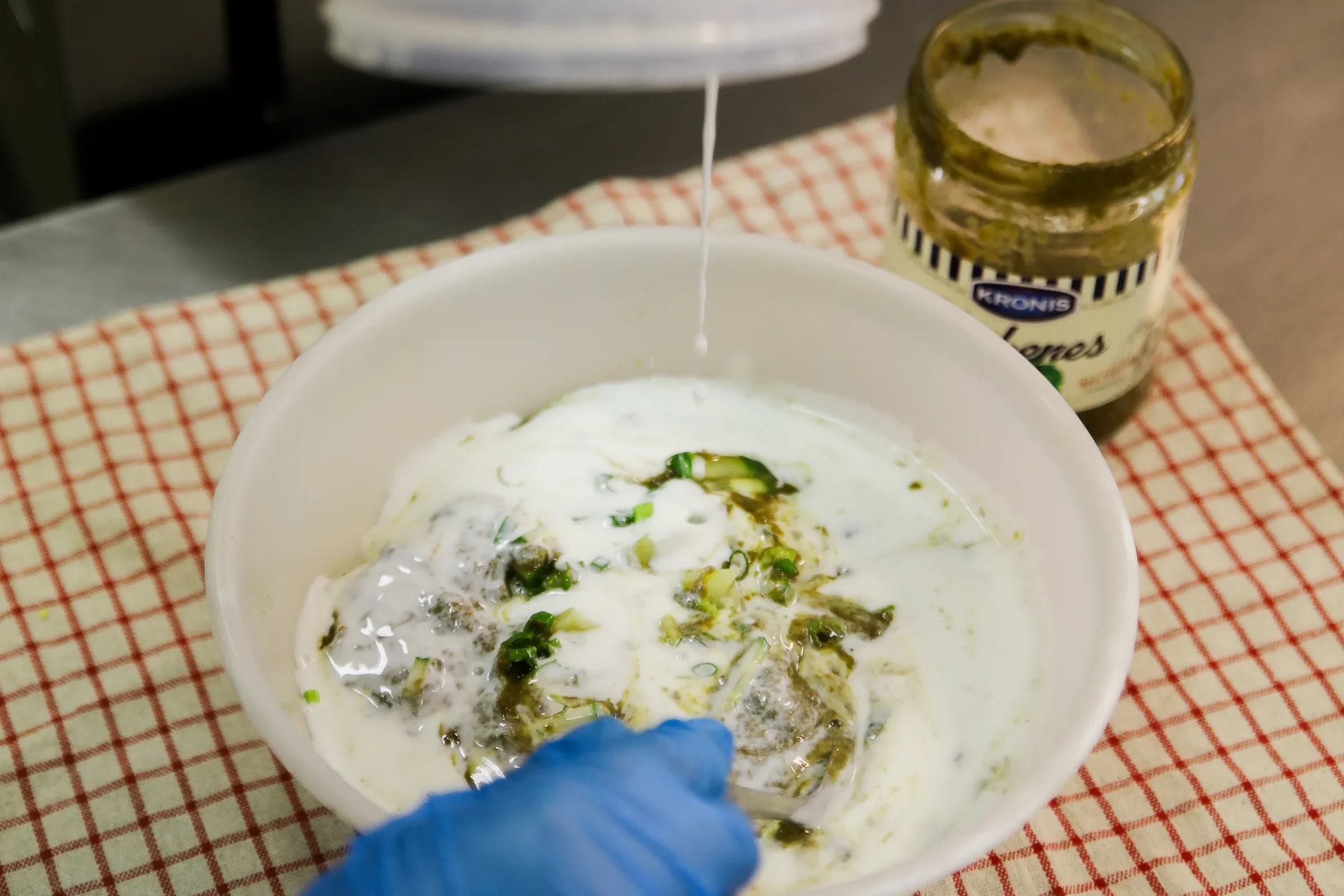 Pievieno kefīru un saldo krējumu, 1. attēls