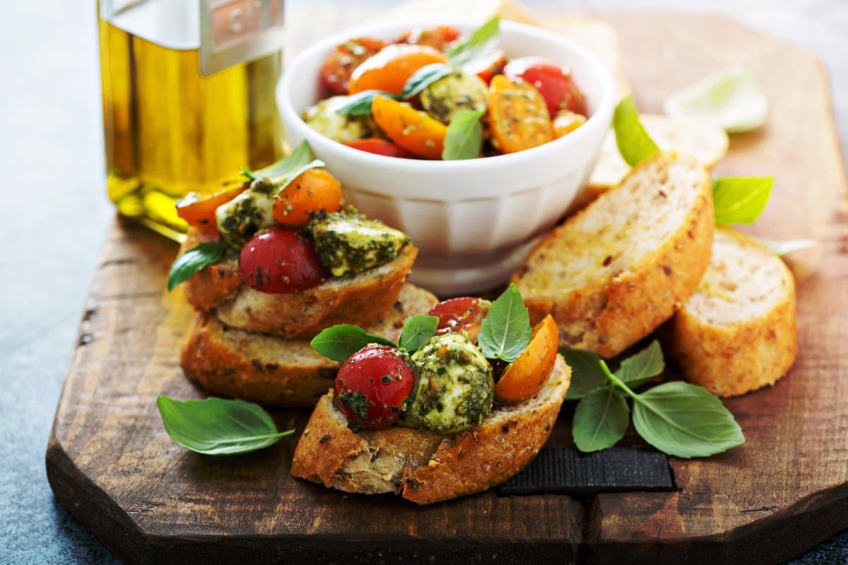 Kraukšķīga bruschetta ar pesto, tomātiem un baziliku